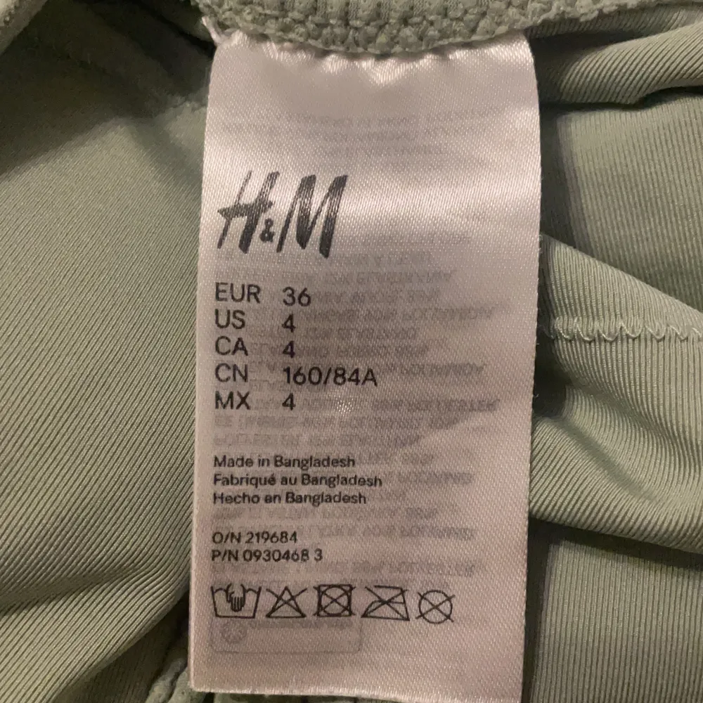 En baddräkt som är köpt på H&M men har använt som body💓. Toppar.