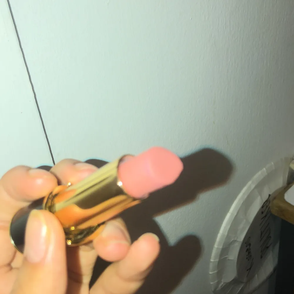 En lipstift köpt från Pat mcgrath labs Väldigt fint färg (nude rosa) Nypris 499kr  Säljer för 200kr . Accessoarer.