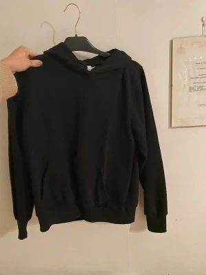 Svart basic hoodie - Bra skick men kommer tyvärr inte till användning 🤍⭐️🌟