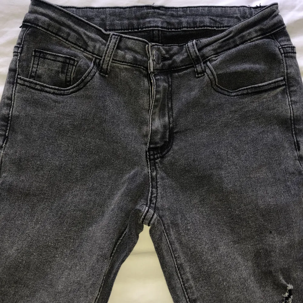 Lågmidjade bootcut jeans med slitning på låret. Innerbenslängd ca 80cm. Midjemått ca 70cm. Vikt ca 440g.. Jeans & Byxor.