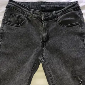 Lågmidjade bootcut jeans med slitning på låret. Innerbenslängd ca 80cm. Midjemått ca 70cm. Vikt ca 440g.