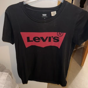 Levis T-shirt 100kr - Storlek XS, originella pris 350kr men säljer den för 100 kr! Knappt använd för halvår sen så mycket fint skick! Skriv om intresserad- kan mötas upp på stan, tar endast emot Swish