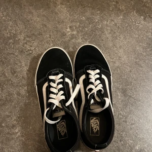 Vans skor 350kr - Storlek 37, originella pris 850kr men säljer den för 350 kr! Knappt använd för år sen så mycket fint skick! Skriv om intresserad- kan mötas upp på stan, tar endast emot Swish