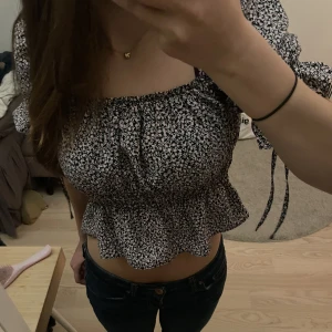 Söt mönstrad topp! - Jätte söt blommig topp med puffärmar och volangliknande nertill❤️köp direkt för 130kr eller lägg prisförslag❤️