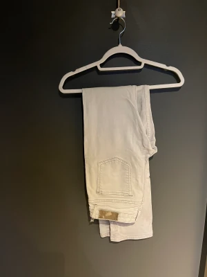 Acne jeans - Ett par lågmidjade tajta jeans från acne. Köpta för ett tag sedan därför försäljning. Kan inte fota de på pga för små. Men de är super trendiga och snygga på. PS: långa i längden 
