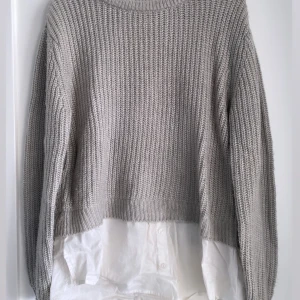 Stickad tröja  - En stickad tröja med en skjorta som sitter ihop med tröjan 💗