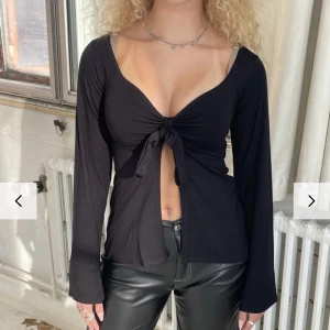 Design By Sí Topp - Säljer denna åt min vän från design by sí! Använd 2 gånger, som ny! I storlek Xs/S!