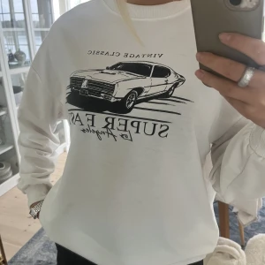 Vit tröja med tryck  - Säljer nu denna vita tröja med en bil på då den ej kommer till användning. men det är ett superskönt material!!