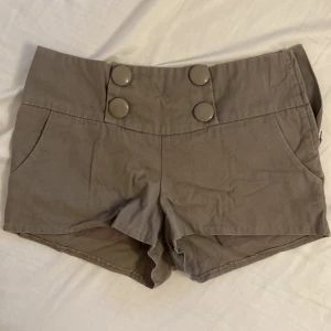 Sötaste lågmidjade shortsen - Så söta shorts, lågmidjade med fina detaljer. Tyvärr för små för mig😭