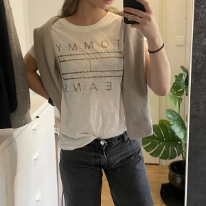 Vit t-shirt rosé tryck - T-shirt från tommy hilfiger i bra skick, inga fläckar/ hål. Tunnare material och väldigt bekväm. 