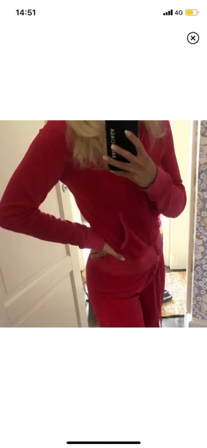 Juicy överdel - (Inte mina bilder) säljer överdelen till detta set! I frotté material och så snygg. Rosa/röd i färgen, tveka inte att fråga om något! 