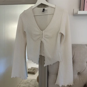 topp - vit topp från h&m med vida armar, ribbat materialet🤍 fint skick 