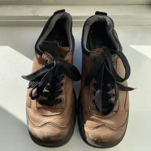 Köpta på en loppis för ett år sedan för 500 kr. Osäker på äkthet men hon som sålde sa att de var riktiga Dr. Martens. Storlek 37. Lite plattform. Lite slitna men inget fel på dem. 