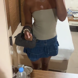 Volang jeans kjol - Super söt volang jeans kjol. Storlek S