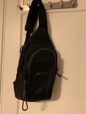 Nike slingbag  - Intressekoll på denna eftertraktade slingbaggen från Nike  Kan tänka mig att sälja för rätt pris