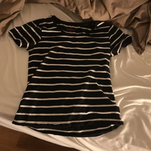 Randig tröja - Randig tröja i storlek 40/S. Lite använd men i bra skicka inga defekter.