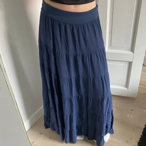 Långkjol  - Säljer denna supersnygga långkjolen😍😍😍Den är onesize, och den är på gränsen till för stor för mig som brukar ha xs och är 164. Använd ca 4 gånger och i fint skick! Nypris: 500kr