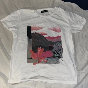 TSHIRT MED PRINT - Tshirt från SOAKED IN LUXURY, storlek XL för mer oversize fit. Passar också allt under d. Kolla gärna resten av mina inlägg 🫶🏻🫶🏻❤️