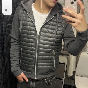 John Ricci cardigan - Säljer min feta cardigan ifrån John Ricci. Skick  9 av 10, sparsamt använd. Riktigt snygg cardigan i en snygg model. Färgen är som på första bilden, bara dåligt ljus på den andra som gör den se brun ut!! ÖPPEN FÖR BYTEN