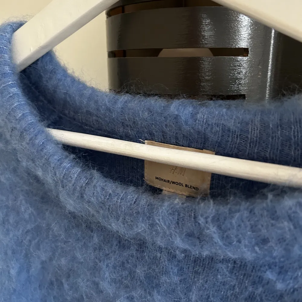 Stickad tröja från H&M i gott skick(använd 2-3 ggr).Tröjan är otroligt gosig och har en väldigt fin blå färg men kommer dessvärre inte till användning! Super skönt material+ varken sticks eller kliar! Liten i storlek, är st L men passar absolut en S!! ☺️. Tröjor & Koftor.