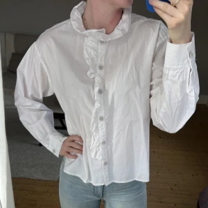 Vit skjorta - Vit skjorta med fina detaljerade knappar. 
