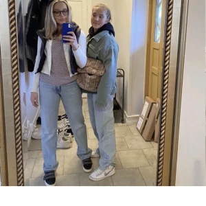 Midrise jeans - Säljer dessa straight midrise jeansen från zara! I bra skick😍😍💞