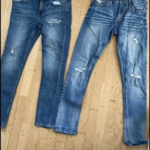 Jeans Säljes ihop strl 152 strl 158  - Två par jeans fint skick  Strl 152 och strl 158  Auktion FRI FRAKT FRAM TILL SÖNDAG KVÄLL🤩👏👏 