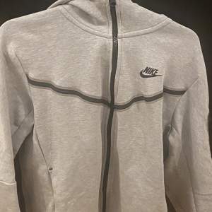 Nike tech fleece grå. Använd några gånger och små repor på några ställen, något man inte märker av. 