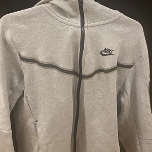 Nike tech fleece grå - Nike tech fleece grå. Använd några gånger och små repor på några ställen, något man inte märker av. 