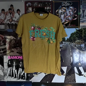 Vintage T-shirt  - Otorligt snygg tröja med några få fläckar tyvärr:/ dm vid mått o frågor:)