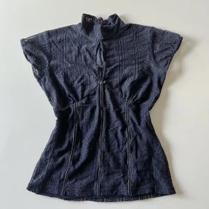 Marinblå topp - Marinblå spetstopp från Reserved 💕 