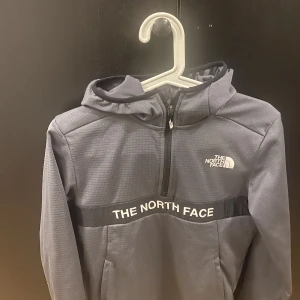 The North Face Jacka  - Hej! jag säljer min North Face Jacka. Jag har anvet den 10 gånger .storlek xl för kids.