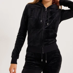 Juicy couture set - Svart juicy set, i ny skick inte använt mycket.  Byxor strl XXS kofta strl XS 