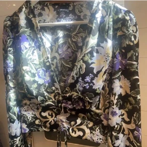Blommig blus - Så fin blus från gina tricot i stl 38🫶🏼 aldrig använd