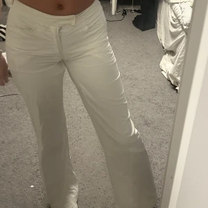 Kostymbyxor  - Ett par supersnygga kostymbyxor som tyvärr blivit för små💕Midjemåttet är 70 och innerbenslängden är 76