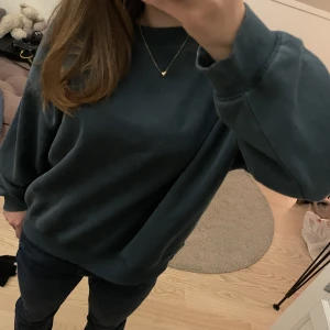 Grön sweatshirt - Super fin grön sweatshirt från weekday❤️perfekt tjocktröja till på hösten/vintern!!❤️❤️köp direkt för 290kr eller lägg prisförslag🥰