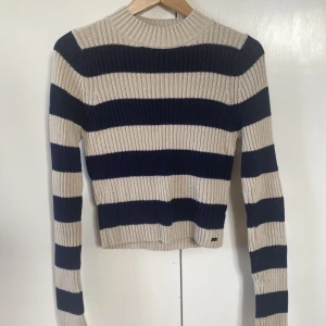 Randig tröja - En beige och blå randig stickad tröja från pull and bear.