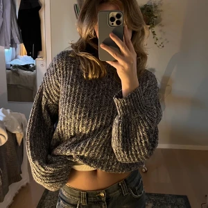 Blå stickad tröja - Jättemysig stickad tröja från Na-Kd som är lite melerad i färgen❄️ Jättebra kvalitet och det syns knappt att den är använd! Jag har normalt storlek S och jag köpte denna i L så skulle säga att den sitter bra på S-M också!