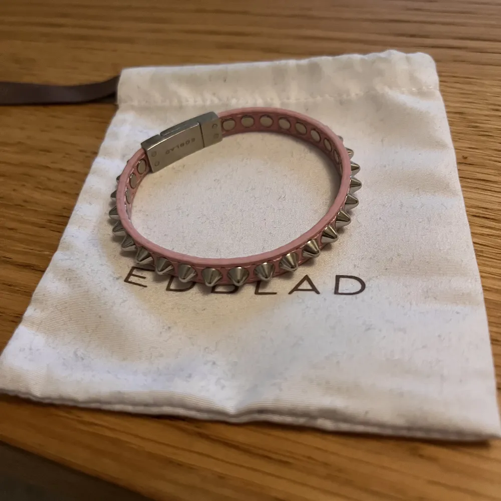 Rosa armband med nitar från Edblad! Finns inte längre kvar i sortiment. Nypris 399 kr. Accessoarer.