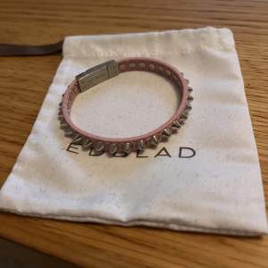 Rosa armband med nitar från Edblad! Finns inte längre kvar i sortiment. Nypris 399 kr