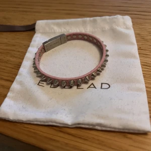 Edblad nitarmband  - Rosa armband med nitar från Edblad! Finns inte längre kvar i sortiment. Nypris 399 kr
