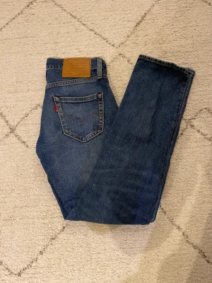 Levis jeans - Levis jeans| skick 8/10 använda några gånger inga defekter| strl 26/30| nypris: 800 vårt pris: 400| 
