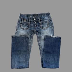 Så snygga lågmidjade y2k bootcut jeans från Only! midjemåttet: 38cm tvärsöver innerbenslängd: 80cm! Har ingen bild på då de är för smala!