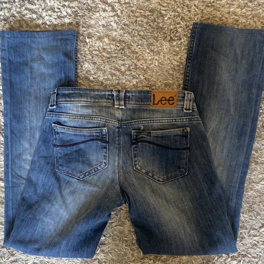 Bootcut jeans från lee som inte kommer till användning. Midja: 35 cm rakt över, innerben: 73 cm. (De är lite uppsydda så längd 33 stämmer inte) Är 158 cm för referens.Skriv vid frågor💗💗🥰. Jeans & Byxor.