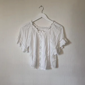 Vit blus - Vit blus. Aldrig använd. Storlek S. 