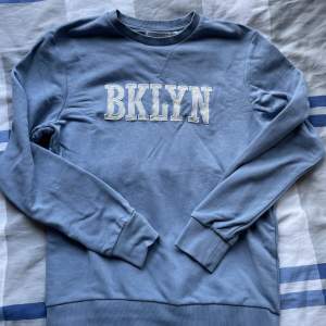 Säljer nu min blåa crewneck då den blivit för liten, mycket bra skick! Storlek M! Kolla gärna resten av min profil! Håller på och garderobränsa. Skickar gärna flera produkter i samma paket!