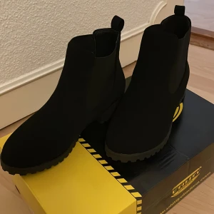 Skor - Det är fantastiska skor för vintern, deras antal är 38, jag har bara använt dem en gång, jag vill sälja dem eftersom de är  små för mig.  Materialet är väldigt bra och de är väldigt vackra .  Märket är okänt. De är svarta färgen och jätte bra skicket😊