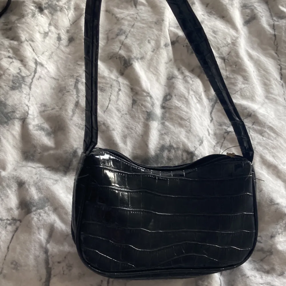 Säljer pga att den inte kommer till användning!❤️ Den kommer från hm Ord pris 99kr . Laukut & Käsilaukut.