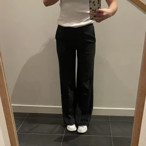 Kostymbyxor - Kostymbyxor från H&M!! Skitsnygga men lite små för mig tyvärr💔formas jättefint! De är typ grå/blå 🥰