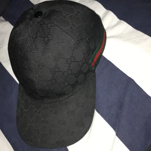 Svart Gucci keps - Självklart äkta! Skick 9/10 saknas bara lappen där inne pga att den stör. Pris 2200 men inte hugget i sten så pruta💪🏼